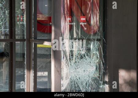 Atlanta, États-Unis. 31 mai 2020. Atlanta, GA - 31 mai 2020 : dommages causés au Centre CNN par des émeutiers le week-end du 31 mai 2020 à Atlanta, Géorgie. Crédit: Sanjeev Singhal/l'accès photo crédit: L'accès photo/Alamy Live News Banque D'Images