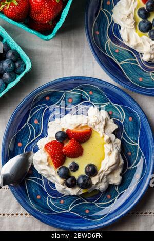 Pavlova avec des fruits frais et du citron-lait Banque D'Images