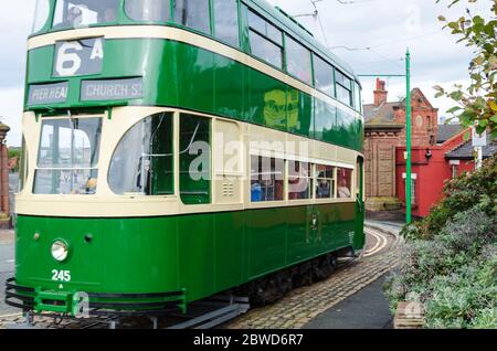 Birkenhead, Royaume-Uni : 1er octobre 2017 : un tramway transporte les passagers du tramway Heritage jusqu'au terminal de ferry de Woodside, le jour d'ouverture de Wirral transport Muse Banque D'Images