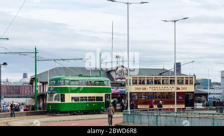 Birkenhead, Royaume-Uni: 1 octobre 2017: Personnes profitant de 2 des trams historiques restaurés qui sont exploités sur le tramway du patrimoine par la Muse de transport Wirral Banque D'Images