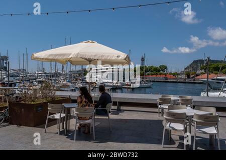 Barcelone, Catalogne, Espagne. 31 mai 2020. Un couple assis sur une terrasse pendant la phase 1.Premier week-end de plage avec les terrasses des bars et restaurants ouverts au public dans le cadre de la phase 1 du Covid-19. La mise sur la plage de sable ou les bains de loisir sont toujours non autorisés. Crédit : Paco Freire/SOPA Images/ZUMA Wire/Alay Live News Banque D'Images