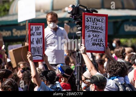 Une grande foule de manifestants sur Union Square. L'un porte un signe qui dit "il y a trahison #saytheirnames" avec les noms de nombreux Noirs américains qui ont été tués par la police. Banque D'Images