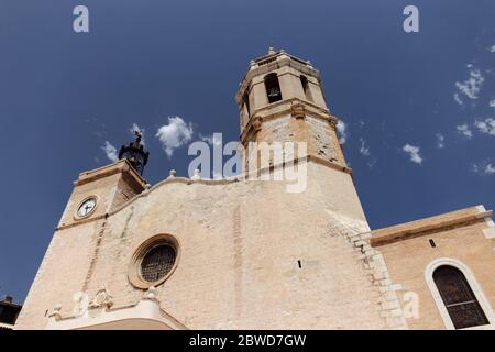 Vue à angle bas de l'église de San Bartolomé et Santa Tecla avec ciel bleu en arrière-plan à Barcelone, Espagne Banque D'Images