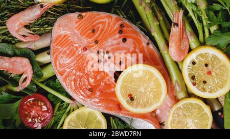 Concept de nourriture saine pour le régime cétogène sur fond noir. Aliments riches en vitamines, minéraux et antioxydants. Oméga. Plat. Légumes frais, elle Banque D'Images