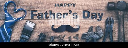 Message « Happy Pather's Day » sur fond de bois avec outils, boucle de ceinture et cravate en forme de coeur Banque D'Images