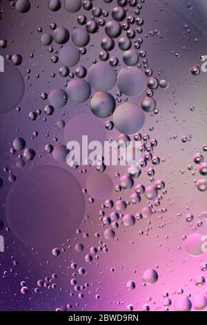 Gros plan des bulles roses et violettes sur fond abstrait Banque D'Images