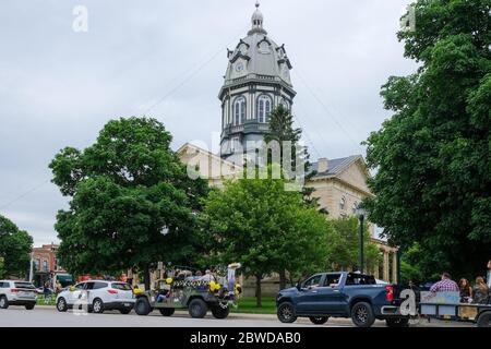 Winterset, Iowa, États-Unis. 31 mai 2020. Les aînés de la classe 2020 de l'école secondaire Winterset participent à une cérémonie de remise des diplômes le 31 mai 2020. Les diplômés et leurs familles ont reçu deux véhicules chacun et ont reçu des blocs de temps par ordre alphabétique. Après avoir parcouru une rue fermée, les aînés ont marché jusqu'aux marches du palais de justice du comté de Madison pour recevoir la reconnaissance et leur diplôme des responsables scolaires. Les écoles Winterset ont indiqué que 146 élèves étaient admissibles à un diplôme. Crédit : Fritz Nordengren/ZUMA Wire/Alay Live News Banque D'Images