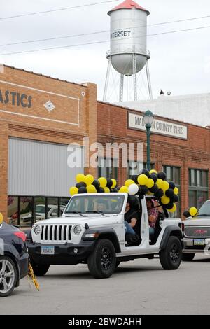 Winterset, Iowa, États-Unis. 31 mai 2020. Les aînés de la classe 2020 de l'école secondaire Winterset participent à une cérémonie de remise des diplômes le 31 mai 2020. Les diplômés et leurs familles ont reçu deux véhicules chacun et ont reçu des blocs de temps par ordre alphabétique. Après avoir parcouru une rue fermée, les aînés ont marché jusqu'aux marches du palais de justice du comté de Madison pour recevoir la reconnaissance et leur diplôme des responsables scolaires. Les écoles Winterset ont indiqué que 146 élèves étaient admissibles à un diplôme. Crédit : Fritz Nordengren/ZUMA Wire/Alay Live News Banque D'Images