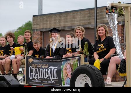 Winterset, Iowa, États-Unis. 31 mai 2020. KEIRNAN BLANCHARD, en casquette et en robe, se déplace une remorque pendant la cérémonie de remise des diplômes de la classe 2020 de l'école secondaire de Winterset, le 31 mai 2020. Les diplômés et leurs familles ont reçu deux véhicules chacun et ont reçu des blocs de temps par ordre alphabétique. Après avoir parcouru une rue fermée, les aînés ont marché jusqu'aux marches du palais de justice du comté de Madison pour recevoir la reconnaissance et leur diplôme des responsables scolaires. Les écoles Winterset ont indiqué que 146 élèves étaient admissibles à un diplôme. Crédit : Fritz Nordengren/ZUMA Wire/Alay Live News Banque D'Images