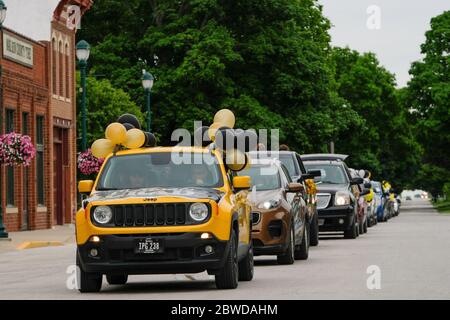 Winterset, Iowa, États-Unis. 31 mai 2020. Les aînés de la classe 2020 de l'école secondaire Winterset participent à une cérémonie de remise des diplômes le 31 mai 2020. Les diplômés et leurs familles ont reçu deux véhicules chacun et ont reçu des blocs de temps par ordre alphabétique. Après avoir parcouru une rue fermée, les aînés ont marché jusqu'aux marches du palais de justice du comté de Madison pour recevoir la reconnaissance et leur diplôme des responsables scolaires. Les écoles Winterset ont indiqué que 146 élèves étaient admissibles à un diplôme. Crédit : Fritz Nordengren/ZUMA Wire/Alay Live News Banque D'Images