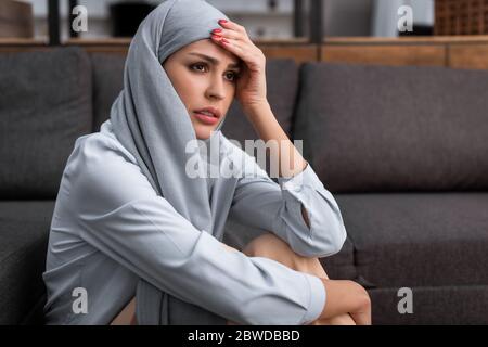 bouleverser la femme arabe dans le hijab touchant le front, le concept de violence domestique Banque D'Images