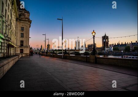 Vue sur Westminster depuis Southbank au coucher du soleil Banque D'Images