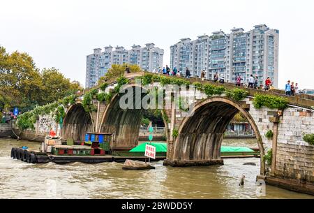 L'un des nombreux ponts sur le Grand Canal à Hangzhou, en Chine. C'est le plus long canal ou rivière artificielle du monde et une destination touristique célèbre Banque D'Images