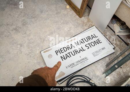 Paris, France - 29 mai 2020 : l'homme pointe à la Piedra Natural Stone of l'Antic Collection de Porcelanosa - site de reconstruction Banque D'Images