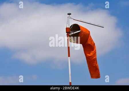 Indicateur de vent d'aéroport orange vif Banque D'Images