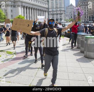 Manifestation et marche à New York pour envoyer un message que le meurtre de Noirs par la police ne peut pas continuer. Le meurtre de George Floyd à Minneapolis par un policier manifestement mentalement perturbé n'aurait jamais dû se produire. L'ensemble du système judiciaire aux États-Unis a tourné la tête une fois trop. Banque D'Images