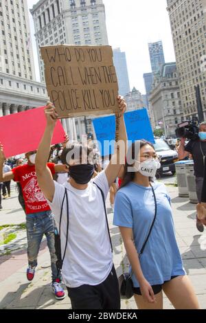 Manifestation et marche à New York pour envoyer un message que le meurtre de Noirs par la police ne peut pas continuer. Le meurtre de George Floyd à Minneapolis par un policier manifestement mentalement perturbé n'aurait jamais dû se produire. L'ensemble du système judiciaire aux États-Unis a tourné la tête une fois trop. Banque D'Images