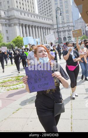 Manifestation et marche à New York pour envoyer un message que le meurtre de Noirs par la police ne peut pas continuer. Le meurtre de George Floyd à Minneapolis par un policier manifestement mentalement perturbé n'aurait jamais dû se produire. L'ensemble du système judiciaire aux États-Unis a tourné la tête une fois trop. Banque D'Images