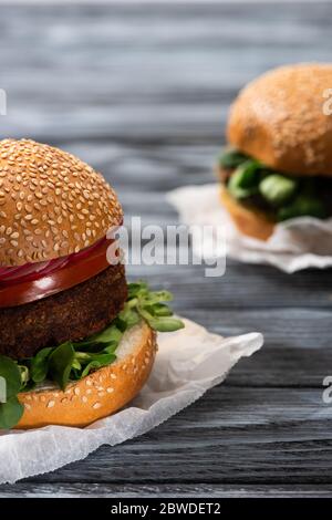 sélection de délicieux hamburgers végétaliens avec des microverts et du radis servis sur une table en bois Banque D'Images