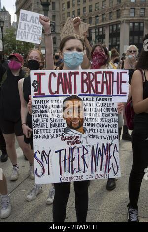 Manifestation et marche à New York pour envoyer un message que le meurtre de Noirs par la police ne peut pas continuer. Le meurtre de George Floyd à Minneapolis par un policier manifestement mentalement perturbé n'aurait jamais dû se produire. L'ensemble du système judiciaire aux États-Unis a tourné la tête une fois trop. Banque D'Images