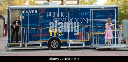 Toilettes publiques sur Wheels Denver Colorado USA Banque D'Images