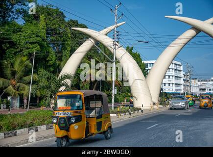 Défenses d'éléphant en aluminium trouvées sur Kinindini Road ou moi Avenue à Mombasa pour célébrer la visite de la reine Elizabeth Banque D'Images