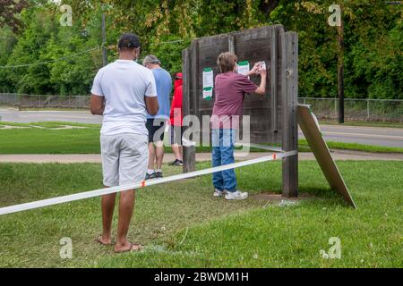 St. Paul, Minnesota. Les gens en ligne et de remplir le formulaire pour obtenir un test gratuit de Covid-19 de la Garde nationale à l'armurerie. Banque D'Images