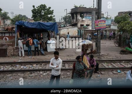 Des bidonvilles bondés le long des voies ferrées. New Delhi, Inde. Chemins de fer indiens. Banque D'Images