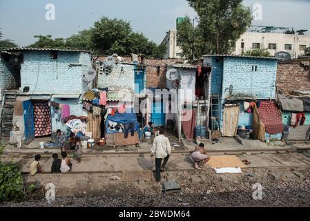 Des bidonvilles bondés le long des voies ferrées. New Delhi, Inde. Chemins de fer indiens. Banque D'Images