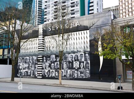 Vancouver, le 9 mai 2020 : exposition « Power of Portrait » sur une vitrine Sephora qui avait été montée en puissance pendant la pandémie de Covid19. Un projet d'art local. Banque D'Images