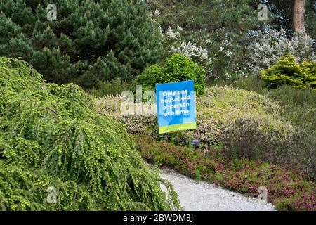 Panneaux avec instructions pour promouvoir la distanciation physique pendant la pandémie de covid 19 au jardin botanique van dusen. Banque D'Images