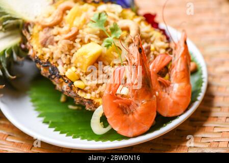 crevettes de riz frites et ananas sur l'assiette cuisine asiatique en thaï / délicieux menu crevettes crevettes cuites Banque D'Images