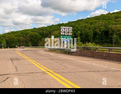 Panneaux routiers le long de la route US 62 par un beau jour de printemps, Warren County, Pennsylvanie, États-Unis Banque D'Images