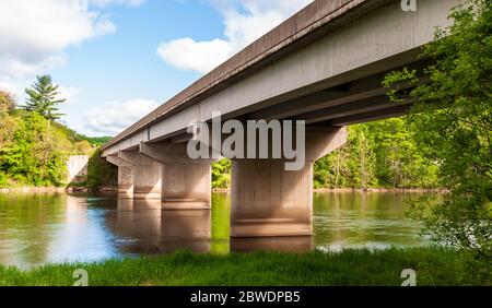 Un pont au-dessus de la rivière Allegheny sur la route nationale 62 dans le comté de Warren, en Pennsylvanie, aux États-Unis, le jour de printemps ensoleillé Banque D'Images