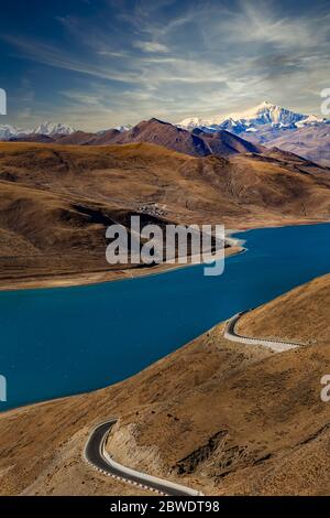 Le lac Yamdrok Yumtso, Tibet, Yamdroog est le cinquième plus grand lac de la région autonome du Tibet et le plus grand lac saumâtre intérieur du sud de la Tbe Banque D'Images