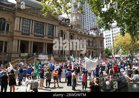 Sydney, Australie. 20 février 2016. La NSW Nurses and Midwives Association (NSWNMA) a défilé de l'hôtel de ville en descendant George Street jusqu'à Belmore Park dans un c Banque D'Images