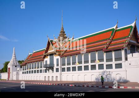 Partie du complexe historique Wat Phra Kaew et Grand Palace à Bangkok, Thaïlande, vue de Sanam Chai Road dans le centre-ville de Bangkok Banque D'Images