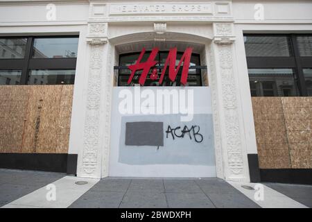 San Francisco, États-Unis. 31 mai 2020. San Francisco, CA - 31 mai 2020 : H&M dans le centre-ville de San Francisco après la manifestation de George Floyd le 31 mai 2020 à San Francisco, Californie. Crédit: Raymond Ahner/l'accès photo crédit: L'accès photo/Alamy Live News Banque D'Images