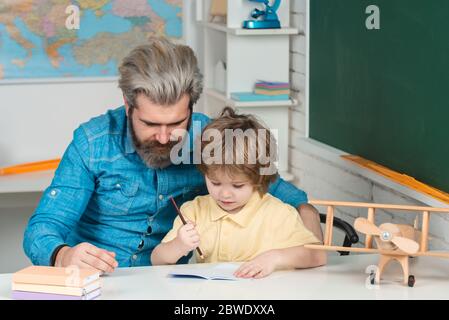 Éducation préscolaire. Peu prêt à étudier. L'enfant se prépare à l'école. Concept d'éducation et de lecture. Banque D'Images