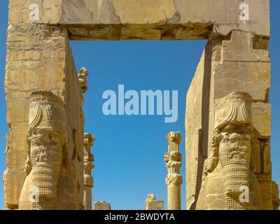 Shiraz, PERSEPOLIS, IRAN : La grande entrée de toutes les nations Gate (Porte de Xerxès à Persépolis) site archéologique avec des statues géantes de Lamassu protéger Banque D'Images