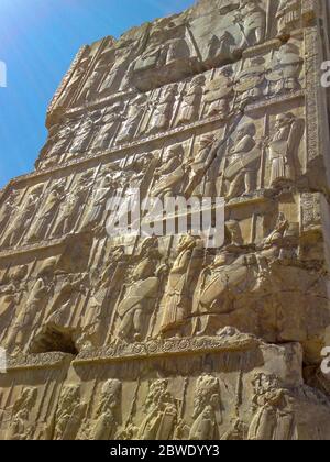 Bas-relief illustre guards - guerriers de King. Ancien relief sur le mur de la ville en ruines de Persépolis. L'Iran. Ville antique de Persépolis- un de UNESCO Banque D'Images