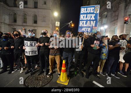 New York, États-Unis. 31 mai 2020. Des manifestants se sont emmis dans les rues du bas de Manhattan pour protester contre la mort de George Floyd et d'autres victimes de brutalités policières, à New York, NY, le 31 mai 2020. Floyd est décédé après avoir été retenu par des policiers de Minneapolis le jour du souvenir, le 25 mai 2020. (Anthony Behar/Sipa USA) crédit: SIPA USA/Alay Live News Banque D'Images