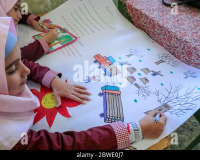 L'une des filles de l'école primaire dans la province de Guilan, Rasht, Iran. Une école islamique où les filles doivent porter des uniformes et foulards Banque D'Images