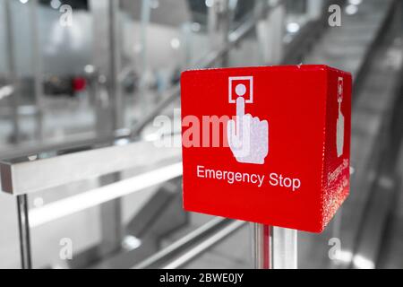 Gros bouton d'arrêt d'urgence rouge de l'escalier roulant. Banque D'Images