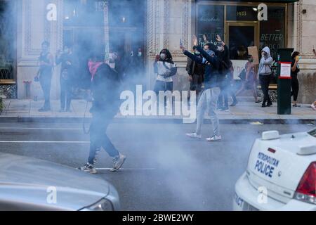 Washington, DC, États-Unis. 31 mai 2020. Les manifestants traversent la fumée causée par une grenade à coup éclair à Washington, DC, États-Unis, le dimanche 31 mai 2020, après la mort d'un homme noir non armé aux mains de la police du Minnesota, le 25 mai 2020. Credit: Stefani Reynolds/CNP | usage dans le monde crédit: dpa/Alay Live News Banque D'Images