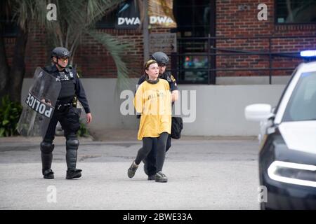 Sous-ville, SOUS-ÉTAT. 31 mai 2020. Après que les responsables de Dallas TX ont déclaré un couvre-feu de 19:00 à 6:00 pendant plusieurs jours dans le centre-ville et les environs, la police d'État de Dallas et de TX ont lancé une application de police agressive sur les manifestants qui marchaient dans la région.près de 100 personnes ont été mises en garde à vue dans les premières heures du couvre-feu. Les officiers BUM-ont précipité beaucoup de personnes qui se sont produites juste pour marcher à proximité.Dallas police escorte une femme qui portait des signes de protestation juste quelques instants après que le couvre-feu est entré en vigueur à 19h00. Crédit: AVI Adelman/ZUMA Wire/Alay Live News Banque D'Images