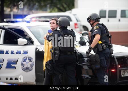 Sous-ville, SOUS-ÉTAT. 31 mai 2020. Après que les responsables de Dallas TX ont déclaré un couvre-feu de 19:00 à 6:00 pendant plusieurs jours dans le centre-ville et les environs, la police d'État de Dallas et de TX ont lancé une application de police agressive sur les manifestants qui marchaient dans la région.près de 100 personnes ont été mises en garde à vue dans les premières heures du couvre-feu. Les officiers BUM-ont précipité beaucoup de personnes qui se sont produites juste pour marcher à proximité.la police de Dallas a recherché et sécurisé une femme qui portait des signes de protestation juste quelques instants après l'entrée en vigueur du couvre-feu à 19h00. Crédit: AVI Adelman/ZUMA Wire/Alay Live News Banque D'Images