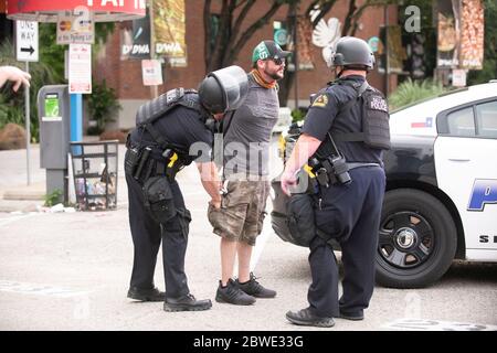 Sous-ville, SOUS-ÉTAT. 31 mai 2020. Après que les responsables de Dallas TX ont déclaré un couvre-feu de 19:00 à 6:00 pendant plusieurs jours dans le centre-ville et les environs, la police d'État de Dallas et de TX ont lancé une application de police agressive sur les manifestants qui marchaient dans la région.près de 100 personnes ont été mises en garde à vue dans les premières heures du couvre-feu. Les officiers BUM-ont précipité beaucoup de personnes qui se sont produites juste pour marcher à proximité.Dallas police chercher et sécuriser un homme qui portait des signes de protestation juste quelques instants après l'entrée en vigueur du couvre-feu à 19h00. Crédit: AVI Adelman/ZUMA Wire/Alay Live News Banque D'Images