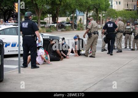 Sous-ville, SOUS-ÉTAT. 31 mai 2020. Après que les responsables de Dallas TX ont déclaré un couvre-feu de 19:00 à 6:00 pendant plusieurs jours dans le centre-ville et les environs, la police d'État de Dallas et de TX ont lancé une application de police agressive sur les manifestants qui marchaient dans la région.près de 100 personnes ont été mises en garde à vue dans les premières heures du couvre-feu. Les officiers BUM-ont précipité beaucoup de personnes qui se sont produites juste pour marcher à proximité.la police de Dallas et la police d'État de TX ont arrêté un groupe qui marchait sur Griffin Street juste quelques instants après l'entrée en vigueur du couvre-feu à 19h00. Crédit: AVI Adelman/ZUMA Wire/Alay Live News Banque D'Images