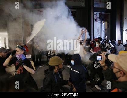 Un homme arrête une pause à Tory Burch avec un extincteur lors d'une tentative de rupture alors que des pillards faisaient rage à SoHo tandis que des manifestations dans tout le pays se poursuivent à la suite de la mort de George Floyd aux mains de la police de Minneapolis à New York le dimanche 31 mai, 2020. L'ancien policier de Minneapolis Derek Chauvin a été arrêté vendredi jours après que la vidéo a circulé de lui tenant son genou au cou de George Floyd pendant plus de huit minutes avant la mort de Floyd. Les quatre agents impliqués dans l'incident ont également été congédiés du service de police de Minneapolis. Photo de John Angelillo/UPI Banque D'Images